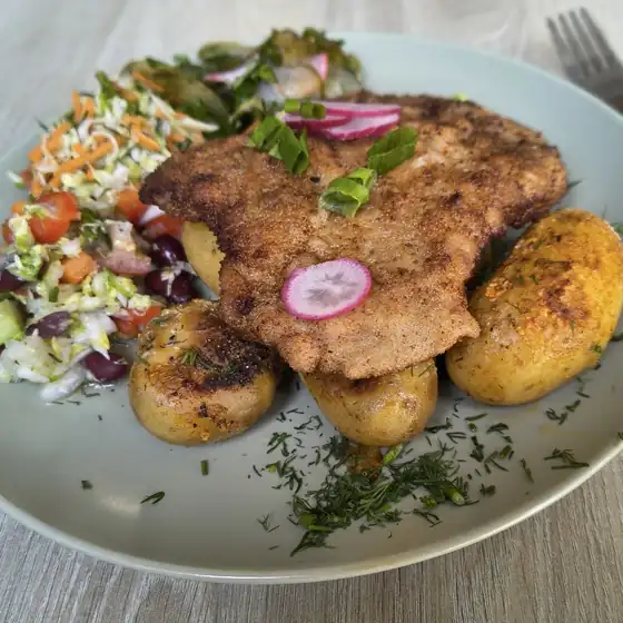Kotlet z ziemniakami, surówką i rzodkiewką