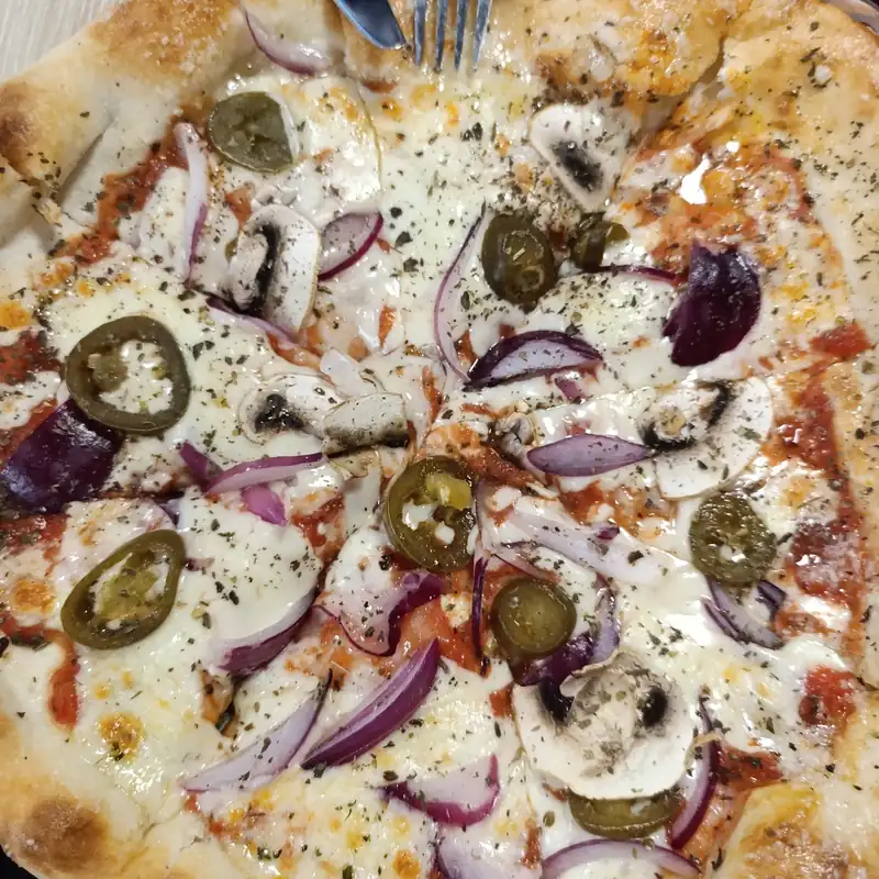 Pizza z jalapeño, czerwoną cebulą i salami