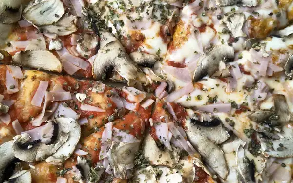 Pizza z pieczarkami i rukolą